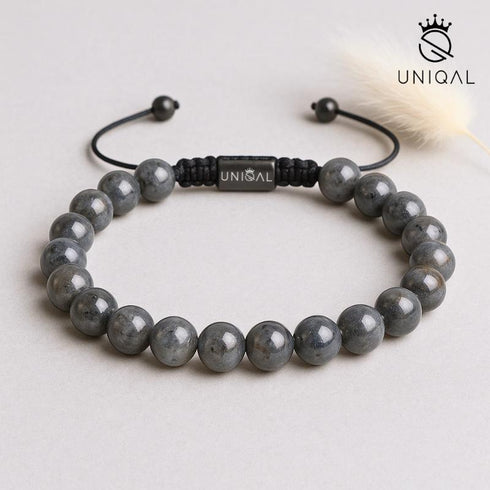 Edelsteinarmband mit Labradorit-Perlen von UNIQAL – ruhiges Design in sanftem Licht mit weißer Feder