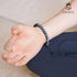 Spirituelles Labradorit-Armband von UNIQAL – getragen bei Meditation, kraftvoll und zentrierend