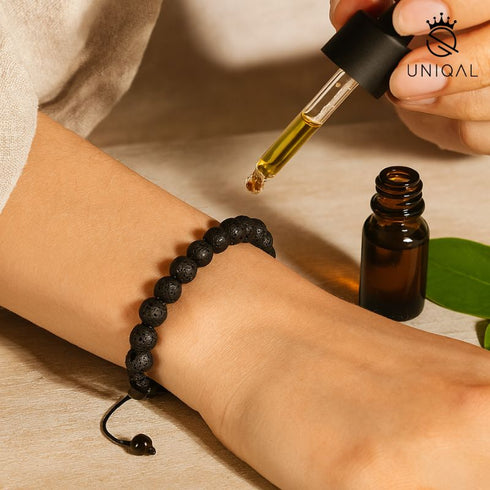 Lavaperlen-Armband wird mit ätherischem Öl beträufelt – Duftarmband für Aromatherapie und Achtsamkeit