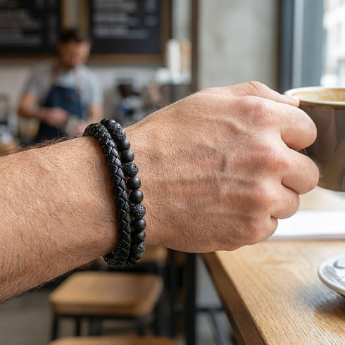 Uniqal LAVA PASSION Armband am Handgelenk getragen, modisches Accessoire aus Leder und Lava für Männer und Frauen mit Gravur Option