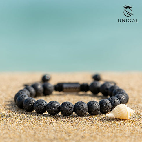 Schwarzes Lavastein-Armband am Sandstrand – stilvoller Sommerschmuck für Männer und Frauen