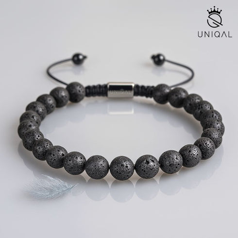 Lavastein-Armband mit glänzender Oberfläche auf Spiegel – modernes Lichtspiel und dezente Eleganz