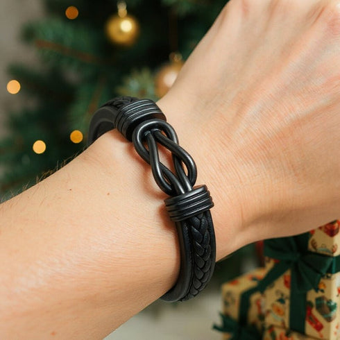 Uniqal Infinity-Armband in Schwarz – getragen am Handgelenk, Symbol von Stil, Loyalität & Charakter.