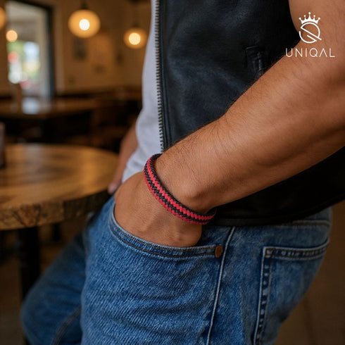 Uniqal Herrenarmband im Casual Look mit Jeans – modisches Accessoire für aktive Männer, Fans und Alltagsabenteurer.
