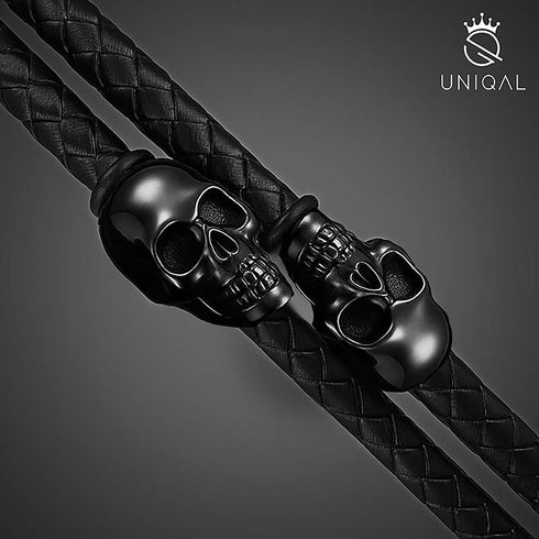 Geflochtenes Lederarmband mit Totenkopf-Details am Handgelenk, Biker-Schmuck