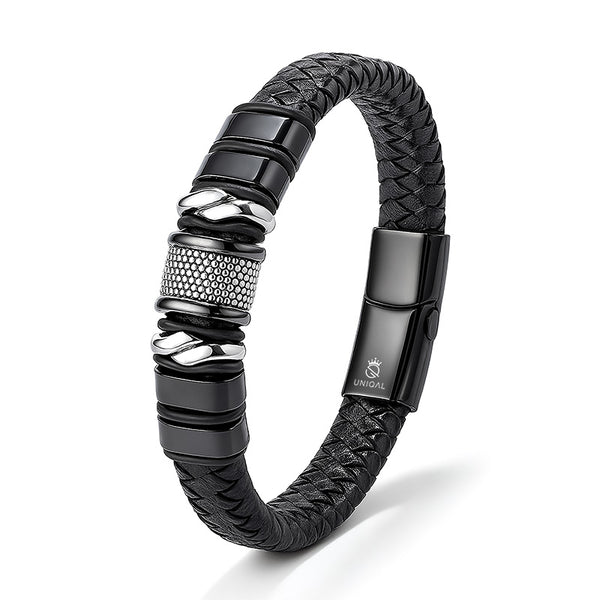 Schwarzes Herren Lederarmband mit polierten Edelstahl-Details und geflochtener Struktur von Uniqal.