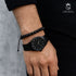 Lava-Armband getragen mit schwarzer Uhr – stilvolles Männeraccessoire mit natürlicher Ausstrahlung