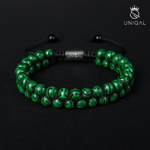 Elegantes Malachit Armband – grün-schwarz mit luxuriösem Kontrast auf schwarzem Hintergrund