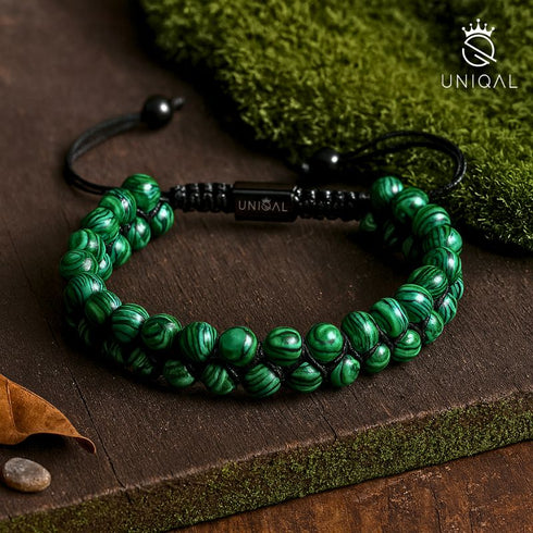 Lifestyle Bild Malachit Armband – grünes Edelsteinarmband auf Holz mit Naturdekoration