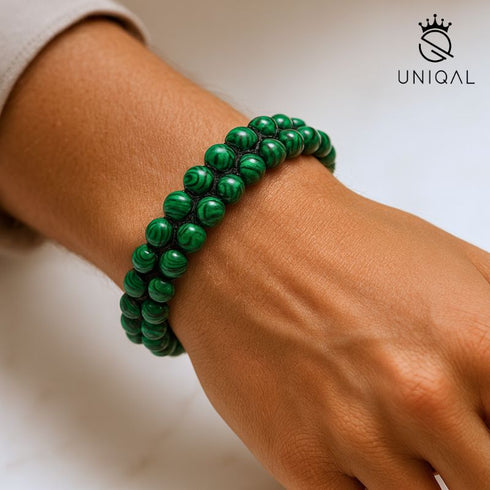Malachit Armband grün getragen am Handgelenk – Unisex Edelsteinarmband für Damen und Herren