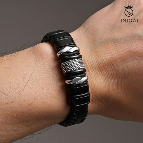 Mamba Style Armband aus geflochtenem Leder mit mattschwarzem Verschluss und silbernem Zierelement.