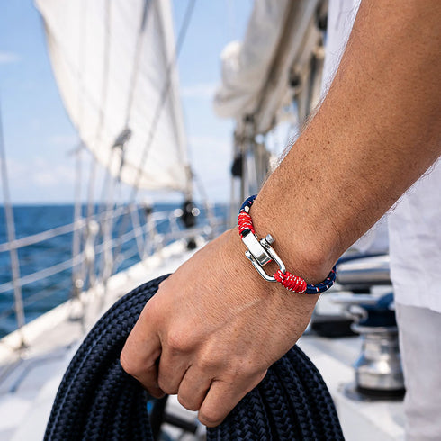 Maritimes Armband KUTTER am Handgelenk beim Segeln auf einer Yacht mit Meer, Wind und frischer Brise von Uniqal