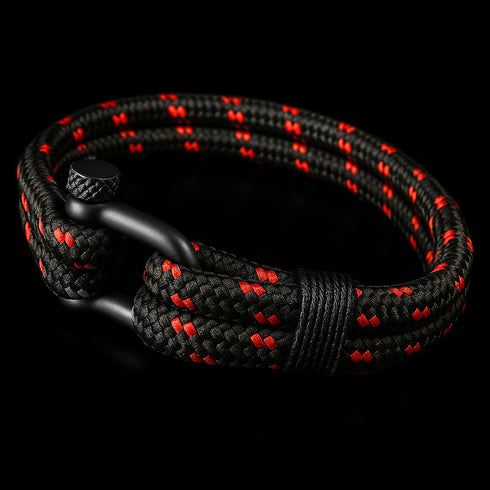 Maritimes UNIQAL Armband DELMARE aus schwarzem Segeltau mit roten Akzenten am Handgelenk getragen – nautischer Stil mit kraftvoller Ausstrahlung