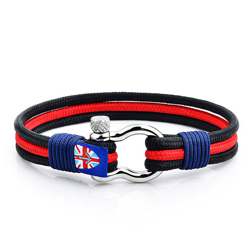 Uniqal KOI maritimes Armband aus schwarzem Segeltau mit roten Akzenten und glänzendem Schäkel auf weißem Hintergrund