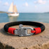 Maritimes Seilarmband SERENITY in Schwarz Rot mit klarem Design vor Meereshintergrund von Uniqal Personalisieren