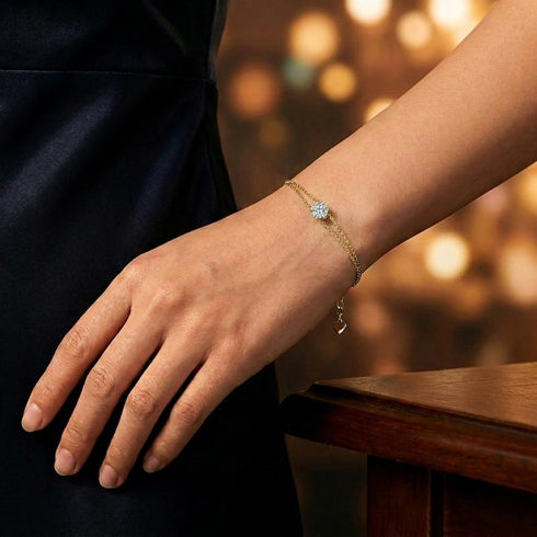 Stilvolles Solitär Armband mit 14K Goldplattierung und funkelndem Edelstein getragen zu eleganter schwarzer Garderobe.