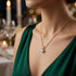 Alt:Vergoldetes Solitär-Collier mit Brillantschliff beim romantischen Dinner