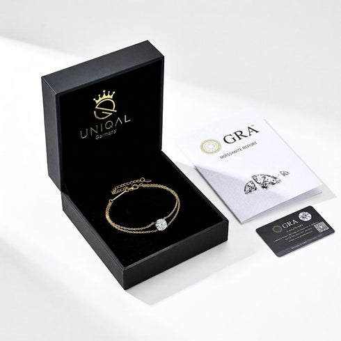 Uniqal Schmuckset mit Moissanit Armband, edler Geschenkbox, Zertifikat und luxuriöser Präsentation in Schwarz und Weiß.