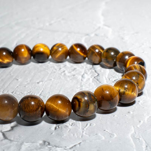 Nahaufnahme der natürlichen Tigerauge-Perlen mit lebendiger Struktur und edlem Glanz