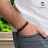Handgelenkaufnahme eines Natursteinarmbands mit Tigerauge und Hämatit – eleganter Herren-Look, hochwertig verarbeitet.