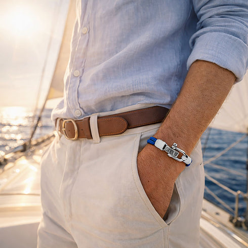 Nautischer Schmuck WINDBREAKER getragen an Bord eines Bootes auf offenem Wasser personalisierbar von Uniqal