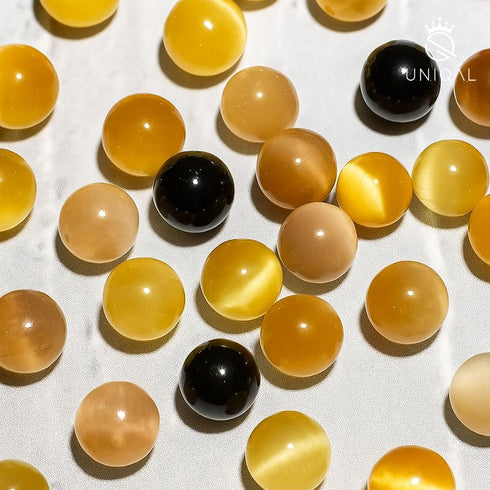 Nahaufnahme eines verstellbaren Uniqal Armbands mit echten Naturstein-Perlen in verschiedenen Farbtönen – detailreich, glänzende Oberfläche, handgefertigte Qualität.