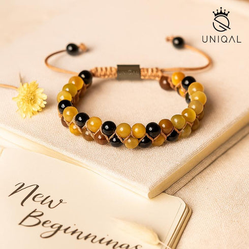 Charmantes Edelsteinarmband in warmem Licht auf Buchcover – perfekte Geschenkidee mit Bedeutung.