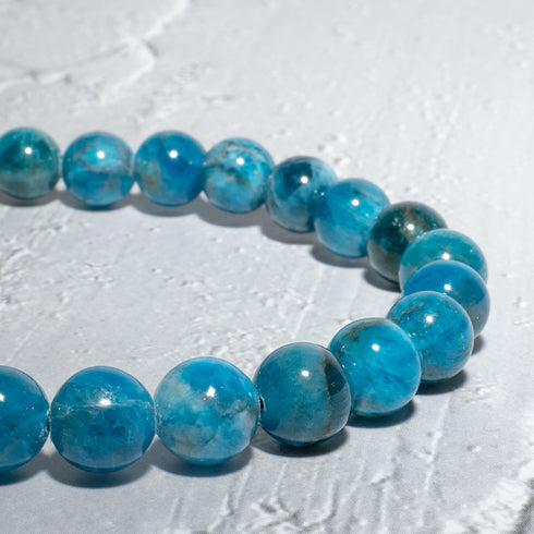 Makroaufnahme von glänzenden Apatit-Perlen – natürliche Maserung in türkisblauen Farbtönen von UNIQAL