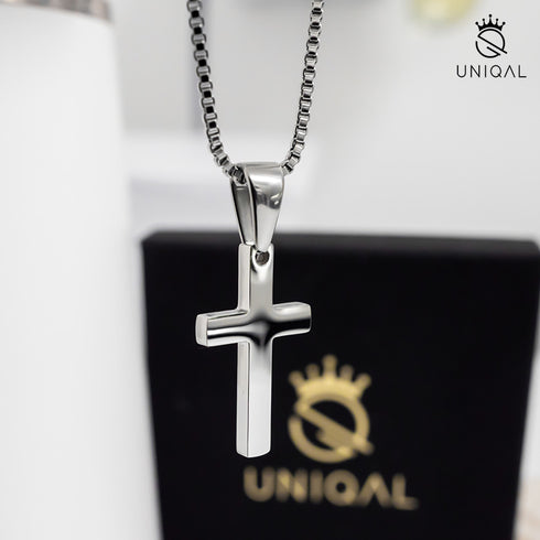 Kreuz Anhänger Halskette präsentiert neben schwarzer UNIQAL Schmuckbox