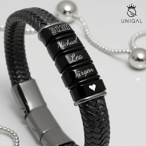Schwarzes Herrenarmband mit Namen-Gravur und Edelstahlringen, perfekt für Familien-Portraits.