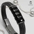 Schwarzes Herrenarmband mit Namen-Gravur und Edelstahlringen, perfekt für Familien-Portraits.