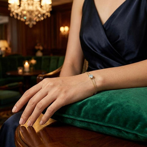 Hochwertiges Damenarmband mit rundem Moissanit Solitär Lina und goldener doppel Kette kombiniert mit luxuriösem Abendlook.