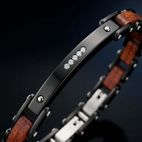 Detailaufnahme der schwarzen Mittelplatte mit fünf Zirkonia und angrenzenden Holzgliedern des UNIQAL Armbands REGIO HOLZ MAHAGONI.
