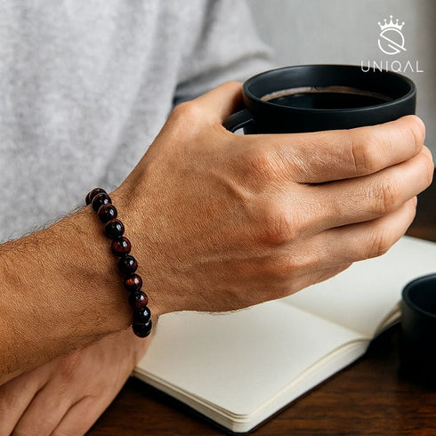 Einreihiges Armband aus roten Tigerauge-Perlen am Handgelenk – eleganter Unisex Schmuck