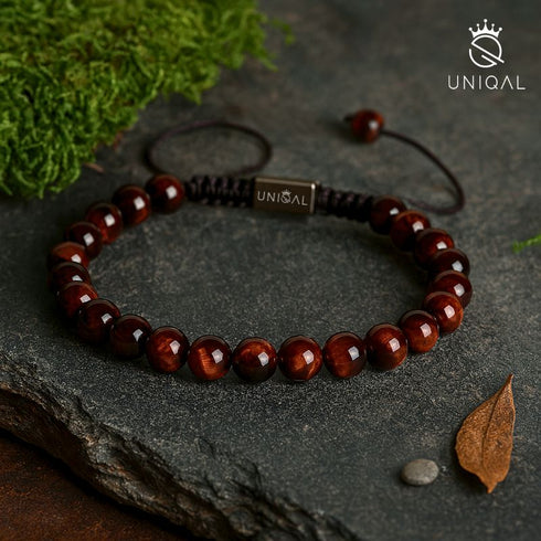 Rotes Tigerauge Edelsteinarmband 8mm – handgefertigt, Unisex Design, fotografiert in Naturumgebung