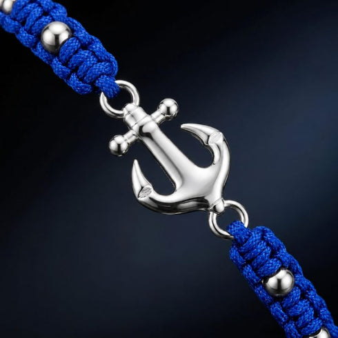 Nahaufnahme des silberfarbenen Ankers am SARDINIA Armband mit königsblauem geknüpftem Tau und glänzenden Metallperlen – UNIQAL