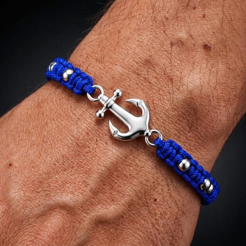 SARDINIA Ankerarmband von UNIQAL am Handgelenk, mit kräftig königsblauem Tau und silberfarbenen Perlen in Nahaufnahme.