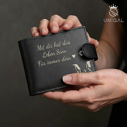 Nahaufnahme der hochwertigen Personalisierung auf mattem Echtleder