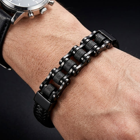 Makroaufnahme des schwarzen Motorrad-Armbands mit gravierbarem Verschluss
