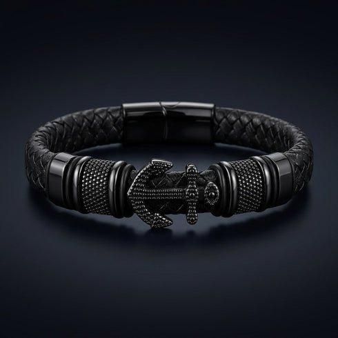 Detailaufnahme des schwarzen Anker Armbands mit strukturierter Lederoptik und glänzendem Metall