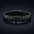 Detailaufnahme des schwarzen Anker Armbands mit strukturierter Lederoptik und glänzendem Metall