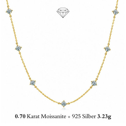 SHINE CELESTA 14K GOLD von UNIQAL: Moissanit-Halskette aus 925 Silber mit 14K-Vergoldung, sieben Steinen und insgesamt ca. 0,70 Karat auf Weiß.