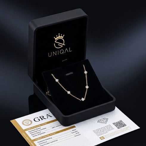 SHINE CELESTA 14K GOLD von UNIQAL im geöffneten schwarzen Schmucketui, mit filigranem Halsschmuck und beiliegendem GRA-Moissanit-Zertifikat.