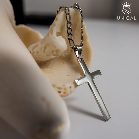 Stilvolle Kreuzkette in Silberoptik mit realistischer Schattenwirkung – eleganter Herrenschmuck