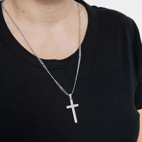 Stilvolle Kreuzkette in Silberoptik mit realistischer Schattenwirkung – eleganter Herrenschmuck