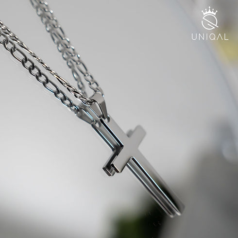 Stilvolle Kreuzkette in Silberoptik mit realistischer Schattenwirkung – eleganter Herrenschmuck