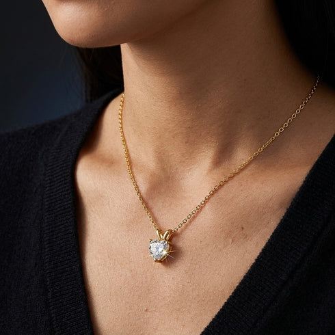 UNIQAL AMORA Gold Collier als feminines Schmuckstück für Dinner, Anlassmode und stilvolle Auftritte.