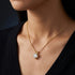UNIQAL AMORA Gold Collier als feminines Schmuckstück für Dinner, Anlassmode und stilvolle Auftritte.
