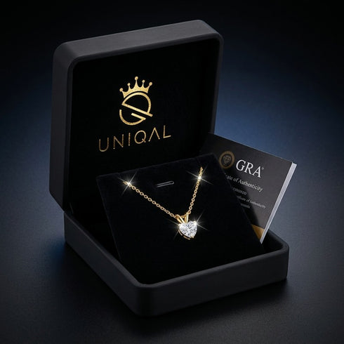 UNIQAL AMORA Gold in edler Schmuckbox mit Echtheitszertifikat als hochwertiges Präsent.