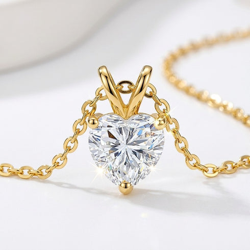 UNIQAL AMORA Gold Herzdesign mit glänzender Kette und Premium-Moissanit für romantische Eleganz.